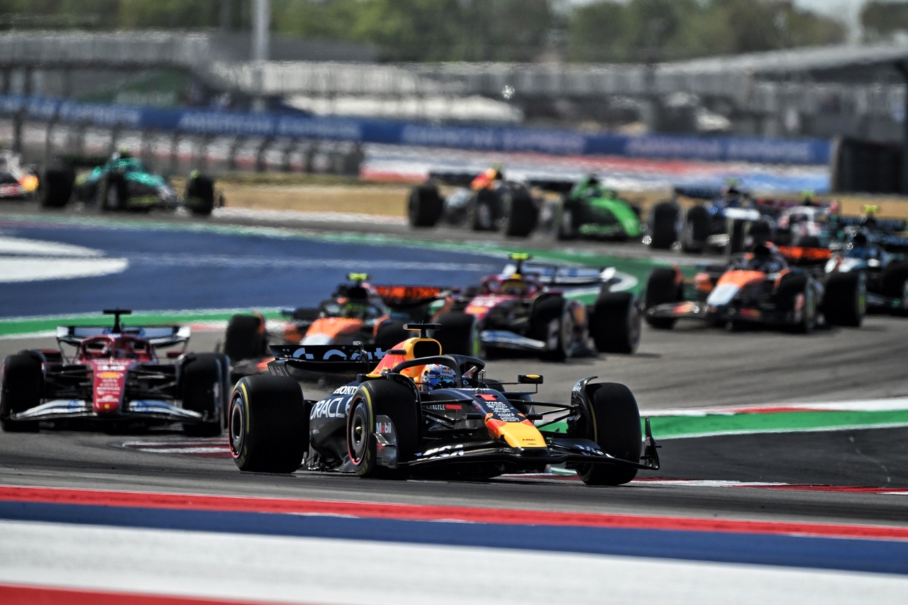 決勝スタート直後のマックス・フェルスタッペン(レッドブル)