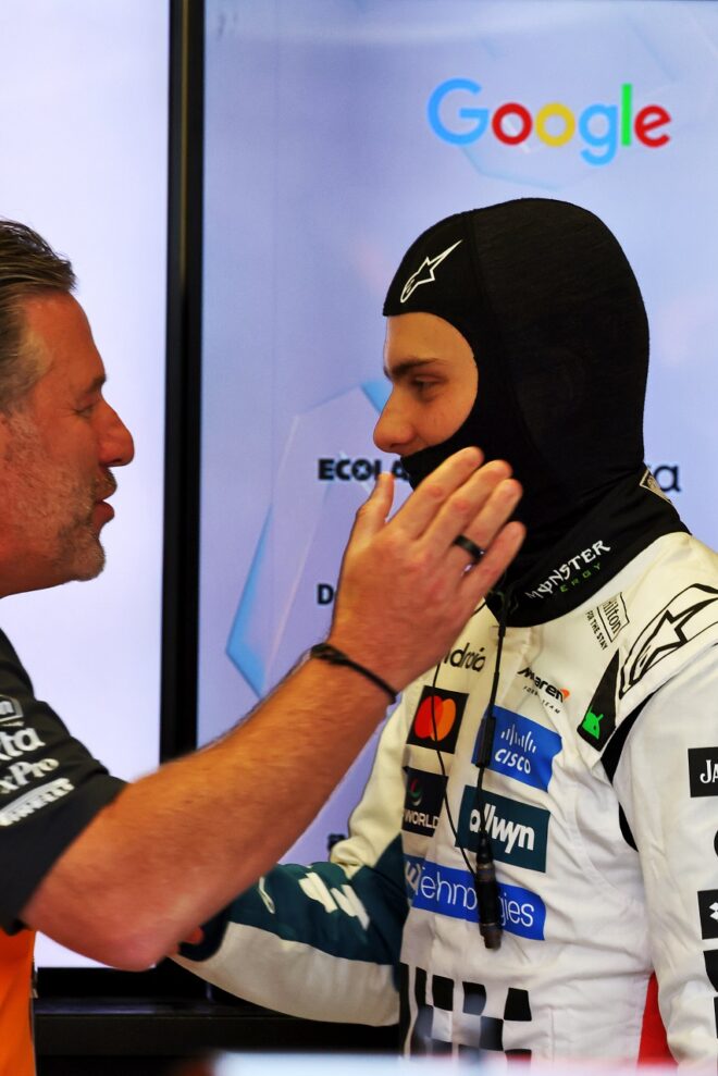 オスカー・ピアストリ（マクラーレン）とマクラーレンCEOザク・ブラウン