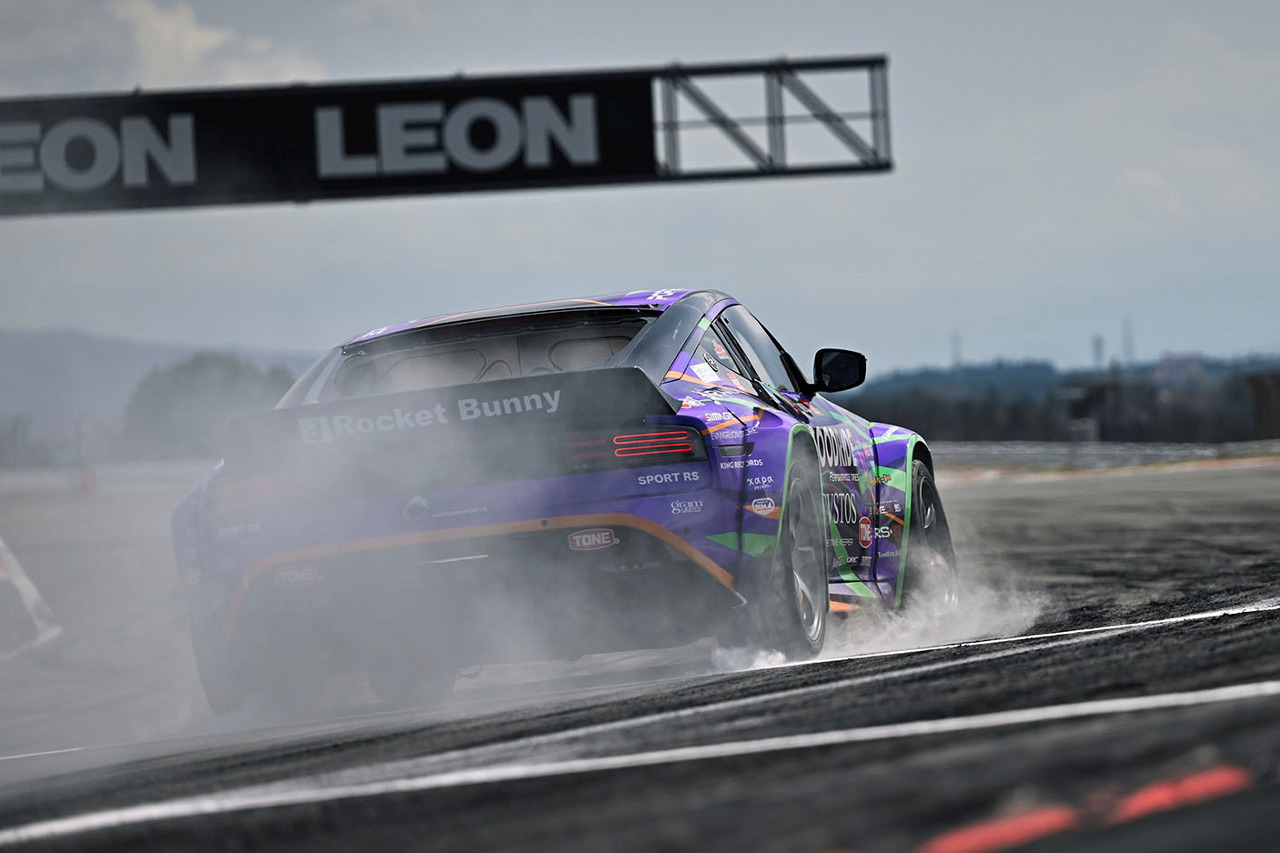 エヴァンゲリオンレーシングのフォーミュラドリフトジャパン参戦がトミカに。初号機カラーのニッサンZを忠実に再現