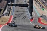 オスカー・ピアストリ（マクラーレン）の後ろに落ちたジョージ・ラッセル（メルセデス）