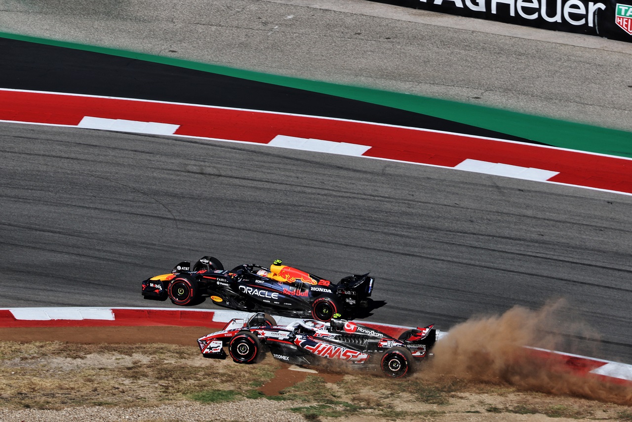 角田裕毅（レッドブル）とのバトルのなかでコースオフするオリバー・ベアマン（ハース）