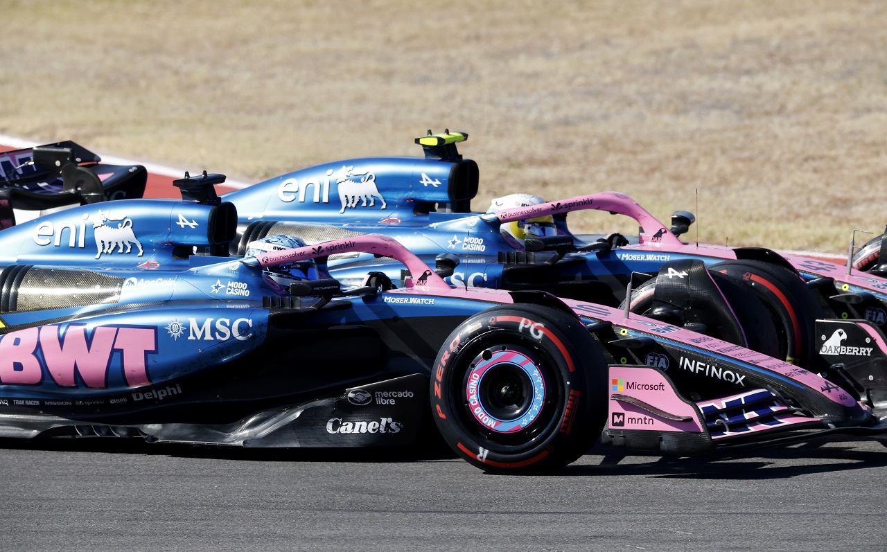 ピエール・ガスリーを追い越そうとするフランコ・コラピント（アルピーヌ）