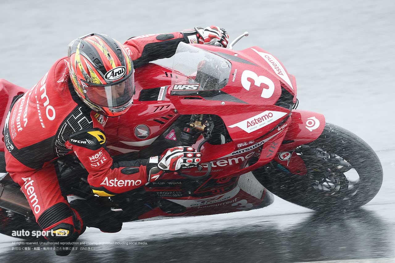 【ブログ】2年ぶりの雨にダンロップの表彰台。チャンピオン獲得だけじゃない岡山でのドラマ！／カメラマンから見た全日本ロード