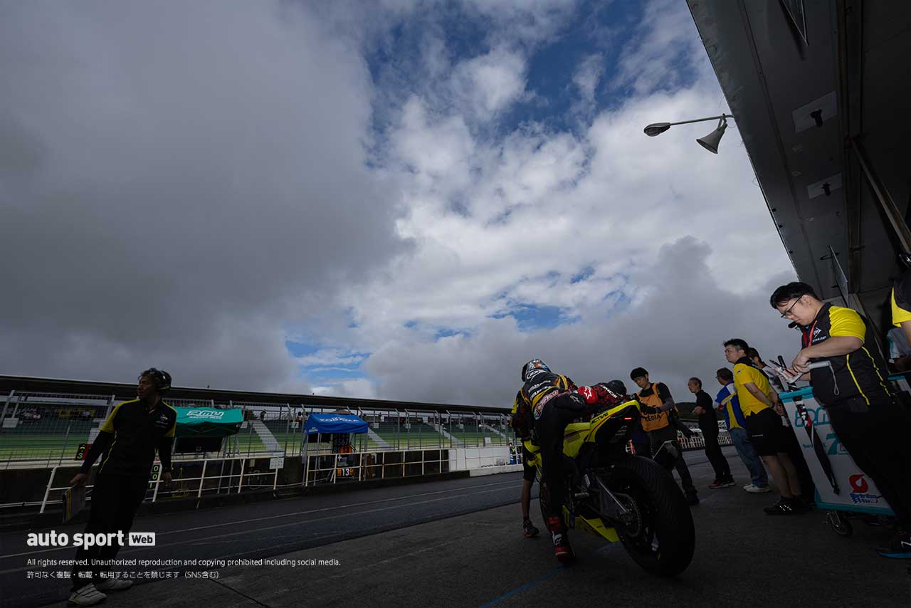 【ブログ】2年ぶりの雨にダンロップの表彰台。チャンピオン獲得だけじゃない岡山でのドラマ！／カメラマンから見た全日本ロード