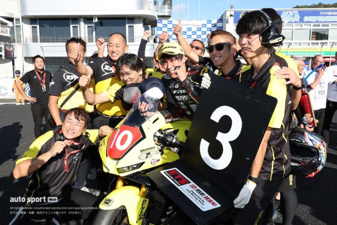 【ブログ】2年ぶりの雨にダンロップの表彰台。チャンピオン獲得だけじゃない岡山でのドラマ！／カメラマンから見た全日本ロード