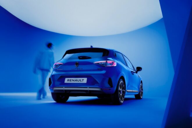 ルノー、主力ハッチバック『ルーテシア』を刷新。フルハイブリッドE-TECHの“エスプリ・アルピーヌ”も導入