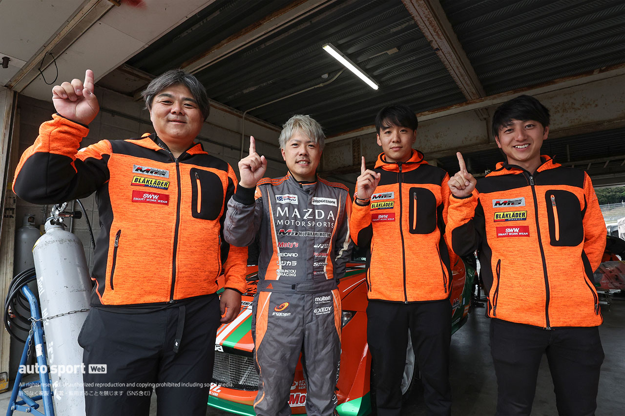 村上博幸／太田達也／吉田綜一郎／黒沼聖那（村上モータースMAZDAロードスター）