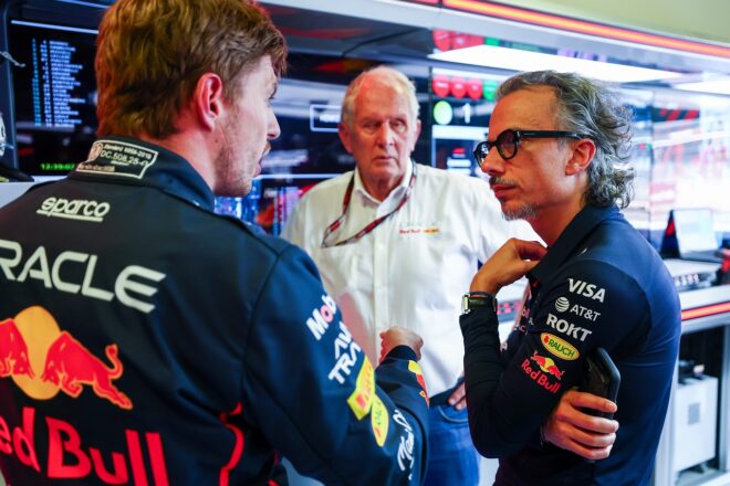 レッドブルのマックス・フェルスタッペン、ローレン・メキース（チーム代表）、ヘルムート・マルコ（モータースポーツコンサルタント）