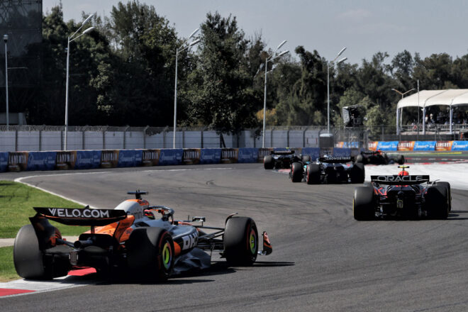 角田裕毅（レッドブル）の後ろを走るオスカー・ピアストリ（マクラーレン）