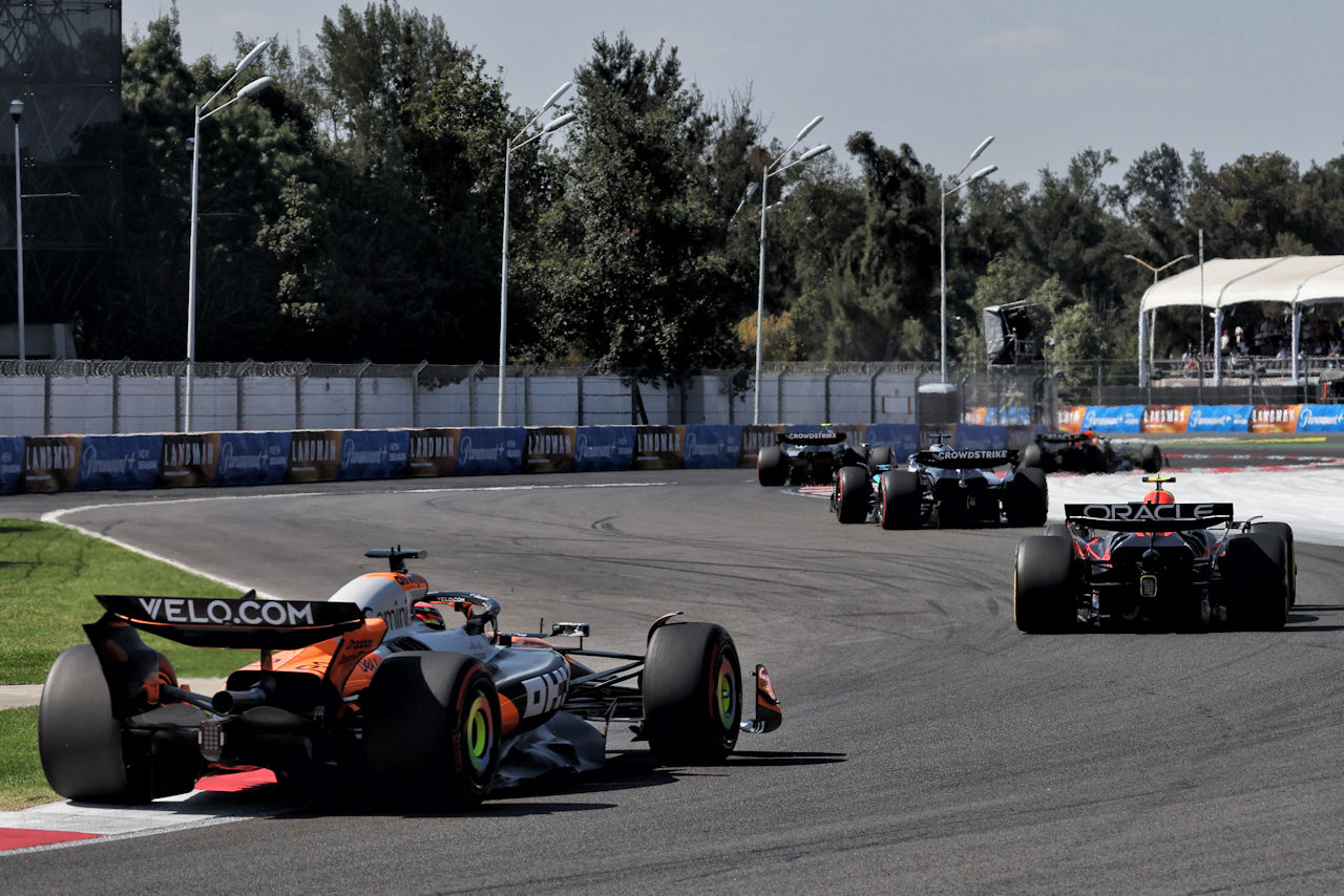 角田裕毅（レッドブル）の後ろを走るオスカー・ピアストリ（マクラーレン）