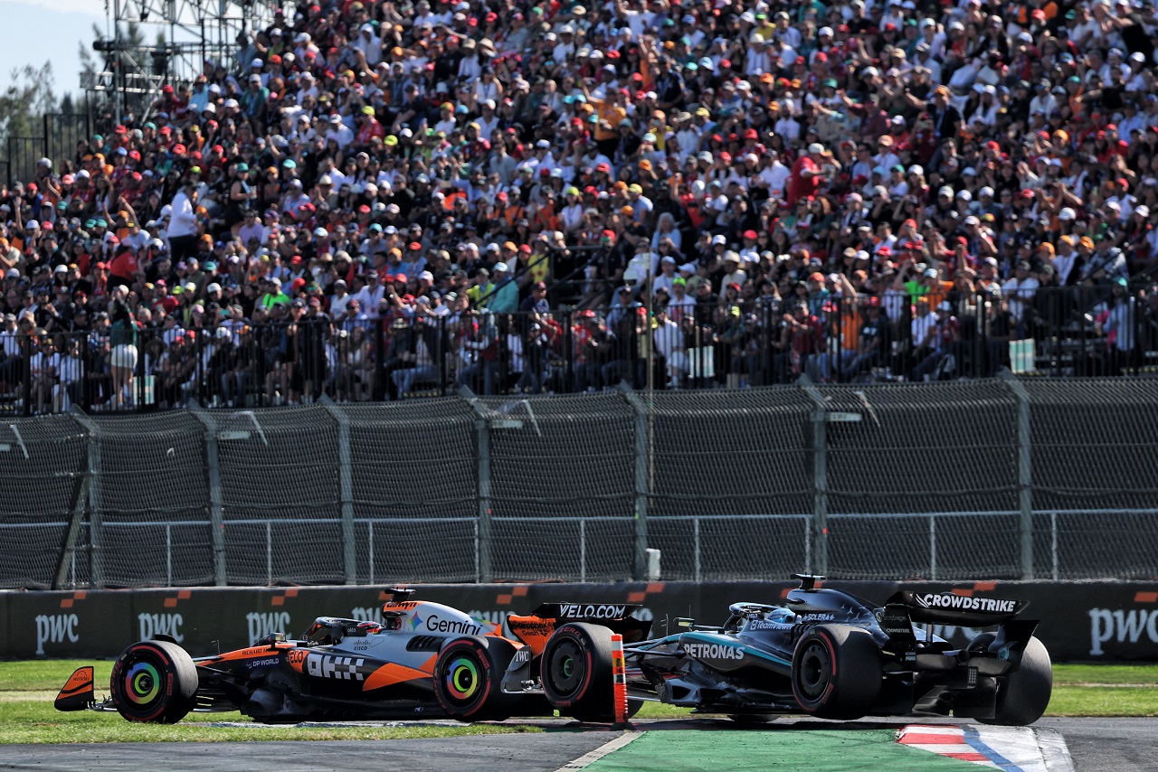 オスカー・ピアストリ（マクラーレン）とジョージ・ラッセル（メルセデス）のバトル