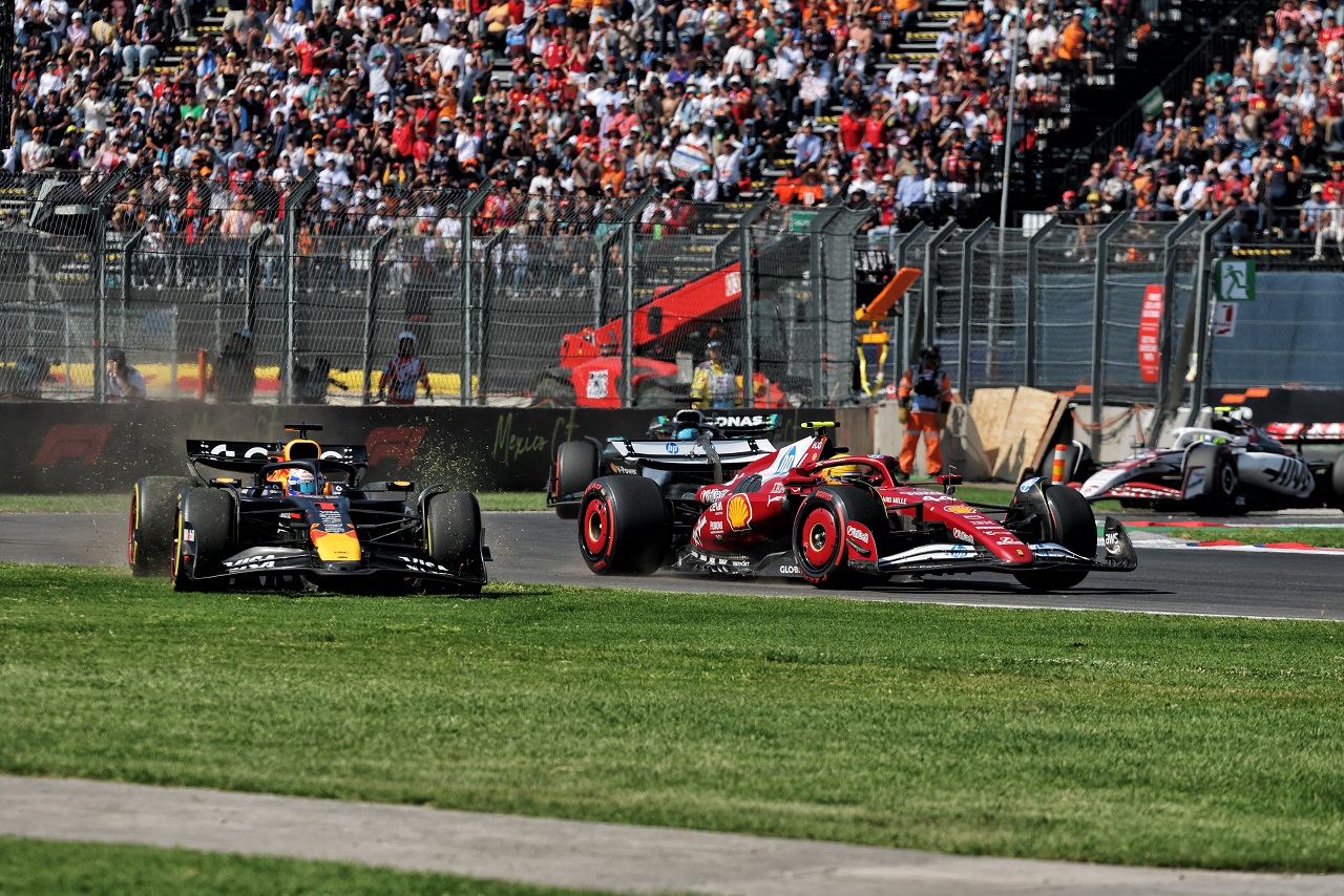 ルイス・ハミルトン（フェラーリ）とマックス・フェルスタッペン（レッドブル）