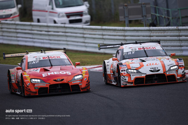 au TOM’S GR SupraとENEOS X PRIME GR Supraのバトル