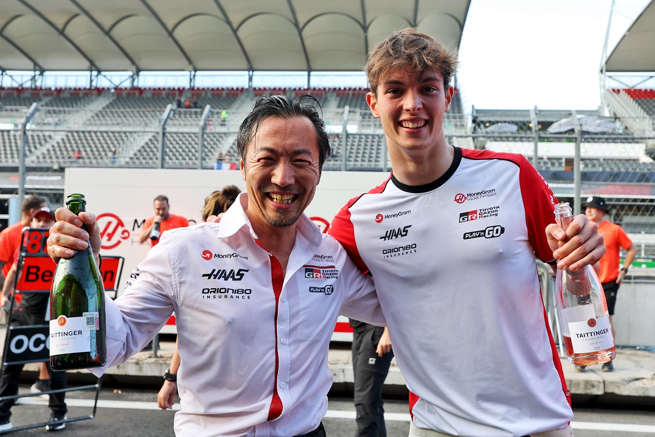 オリバー・ベアマン(ハース)と小松礼雄チーム代表