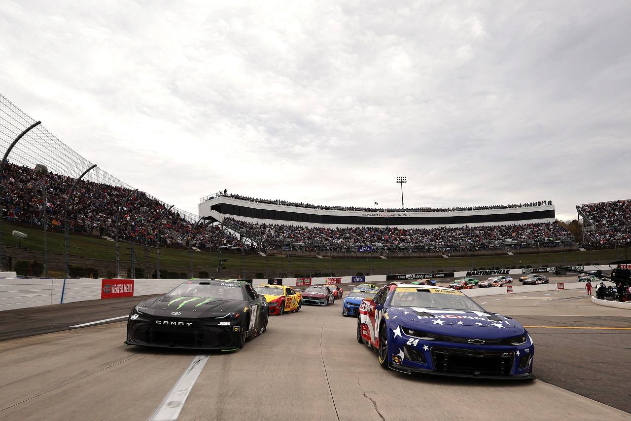 勝利必達のバイロンがペンスキーを撃破。僚友ラーソンも最後のひと枠に滑り込み／NASCAR第35戦