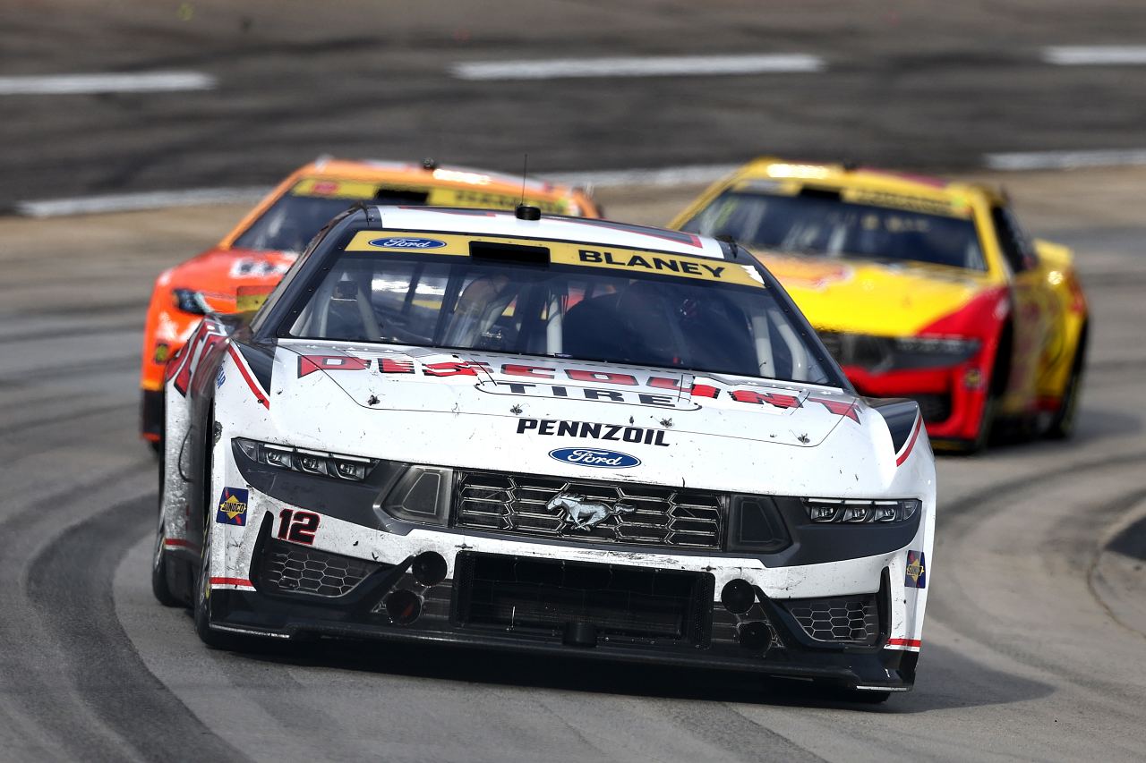 勝利必達のバイロンがペンスキーを撃破。僚友ラーソンも最後のひと枠に滑り込み／NASCAR第35戦