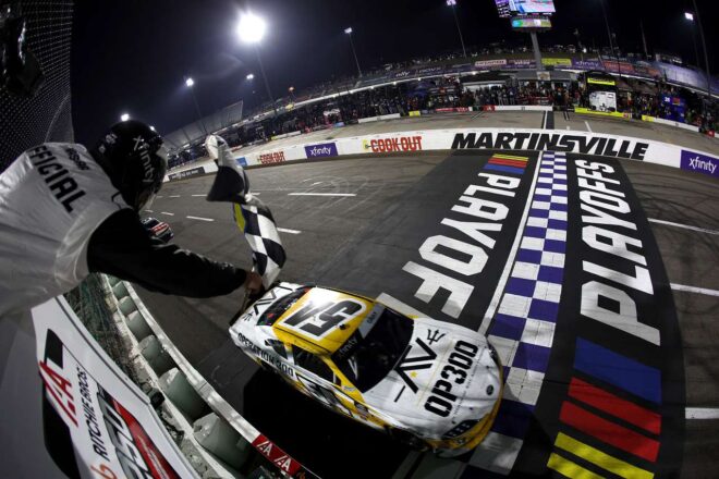 勝利必達のバイロンがペンスキーを撃破。僚友ラーソンも最後のひと枠に滑り込み／NASCAR第35戦