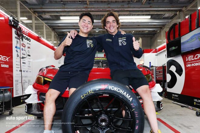 VELOREXの片山義章とロベルト・メリ、パドックではとにかく明るく、笑顔のふたり。これからさらにスーパーGT300クラスを盛り上げてくれそうだ