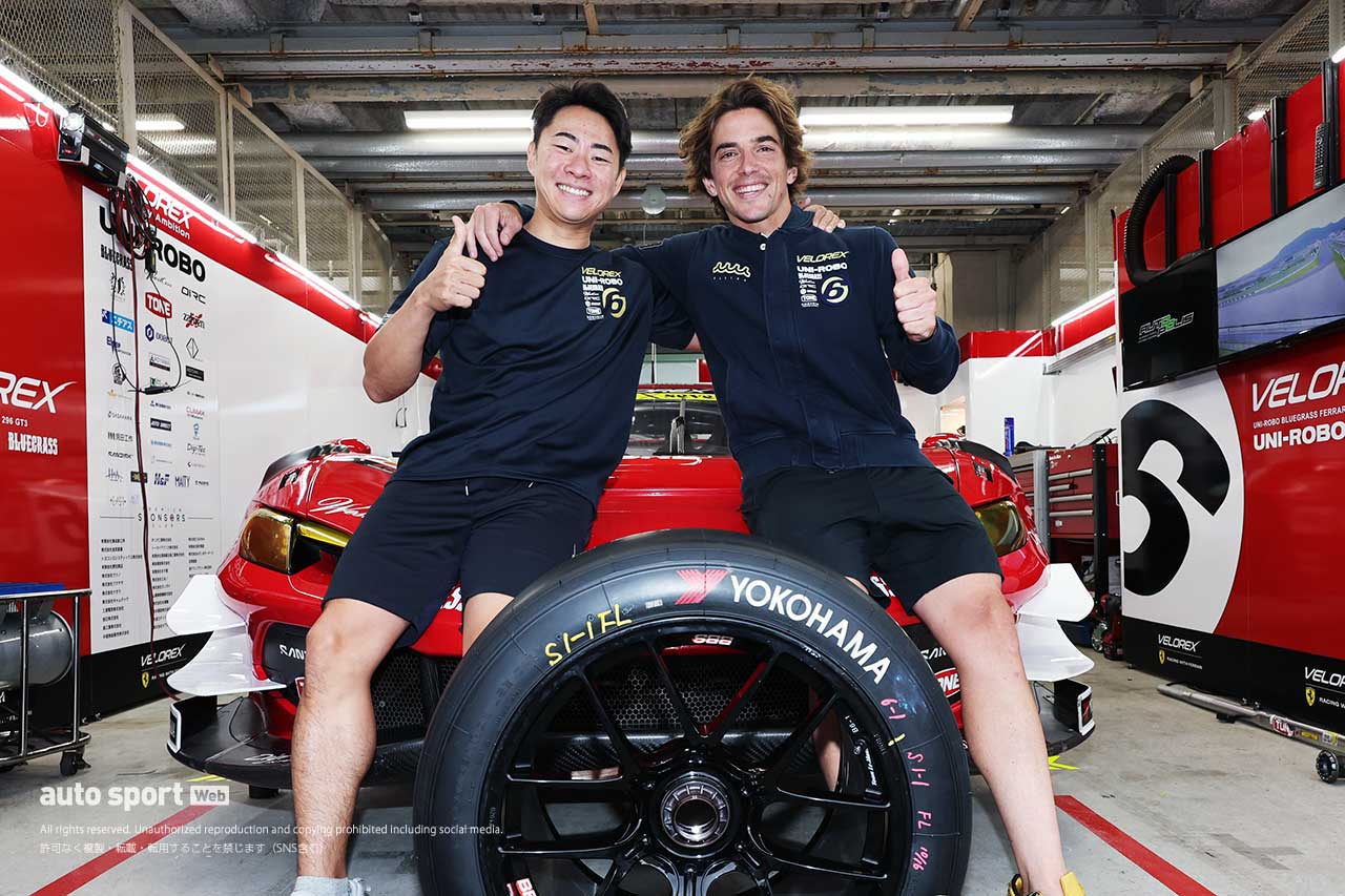 VELOREXの片山義章とロベルト・メリ、パドックではとにかく明るく、笑顔のふたり。これからさらにスーパーGT300クラスを盛り上げてくれそうだ