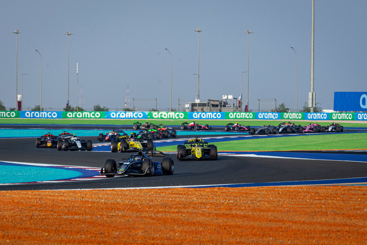 2025年FIA F2第13戦ルサイル　フィーチャーレースのフォーメーションラップ