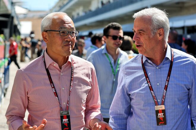 リバティ・メディアの副会長ロバート・R・ベネットと、社長兼CEOのデレク・チャン