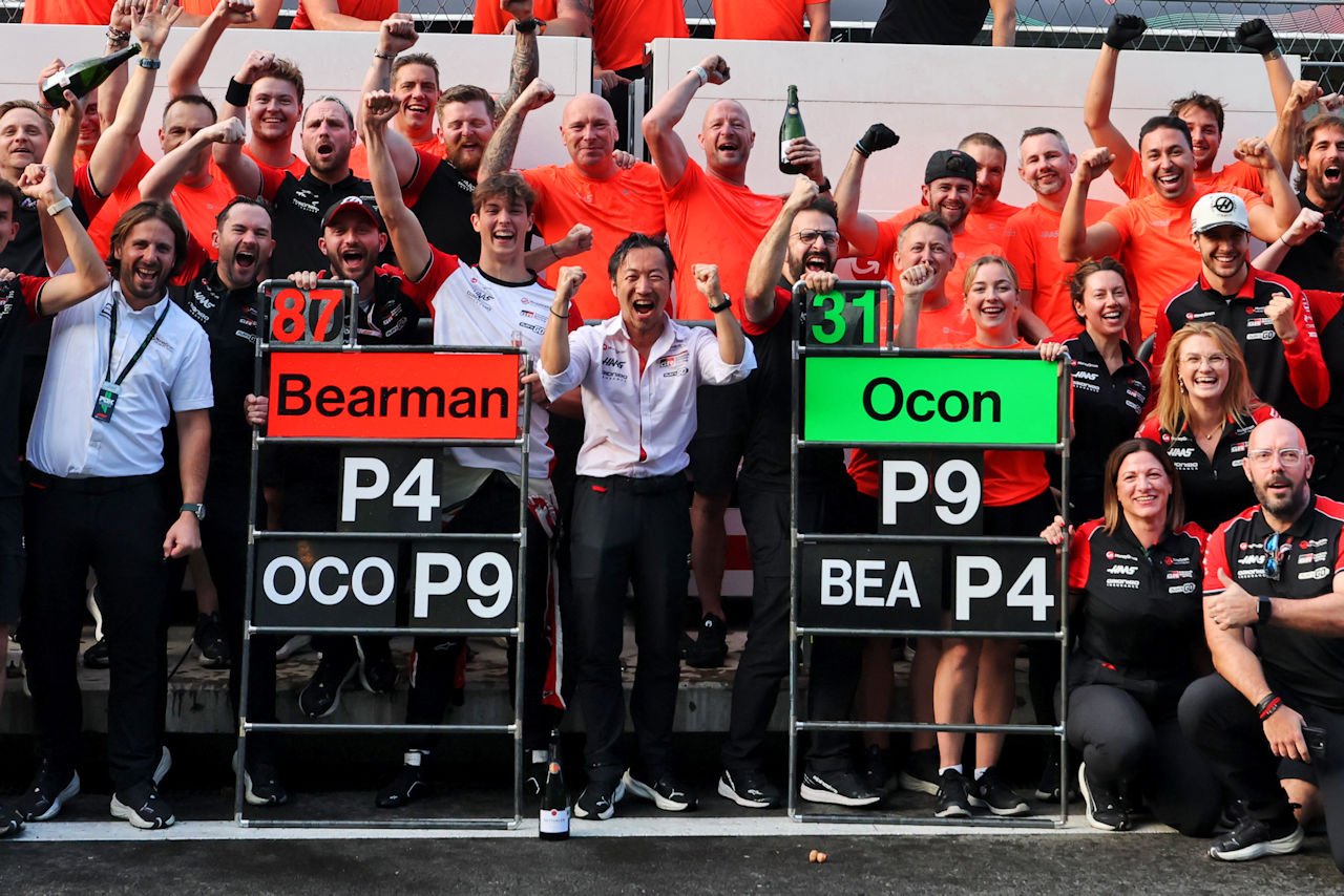 オリバー・ベアマンの4位とエステバン・オコンの9位を祝うハース