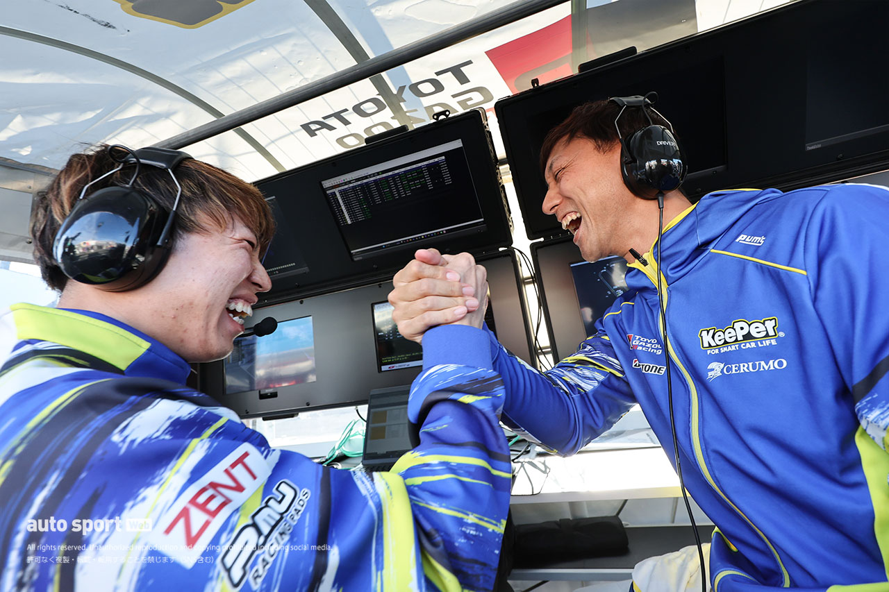 石浦宏明と岡島慎太郎チーフエンジニア（KeePer CERUMO GR Supra）