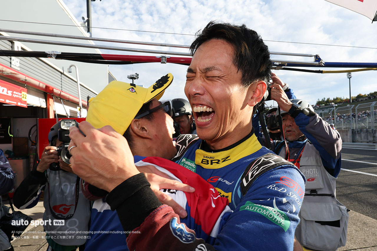 ポールポジションを喜ぶ山内英輝と井口卓人（SUBARU BRZ R＆D SPORT）