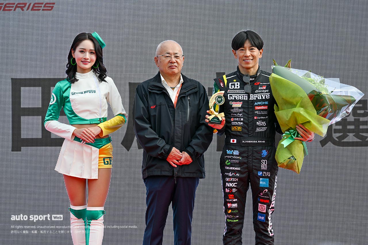 スーパーGT参戦100戦を達成した吉田広樹がグレイデッドドライバーとして表彰。ホンダアクセスも100戦