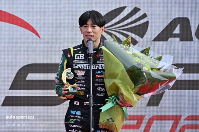 スーパーGT参戦100戦を達成した吉田広樹がグレイデッドドライバーとして表彰。ホンダアクセスも100戦