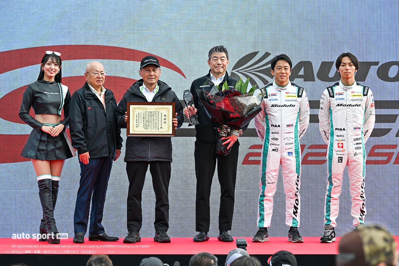 スーパーGT参戦100戦を達成した吉田広樹がグレイデッドドライバーとして表彰。ホンダアクセスも100戦