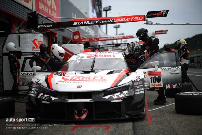 タイヤ無交換作戦で、1号車au TOM'S GR Supraのモニター上36秒7のピットストップ時間に対し、100号車STANLEY CIVIC TYPE R-GTは25秒4と大きくタイムを稼いだ