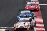後半スティントでトップの2台に23号車が追いつき、3台によるバトルに発展