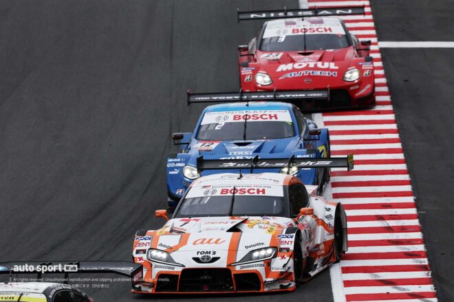 後半スティントでトップの2台に23号車が追いつき、3台によるバトルに発展