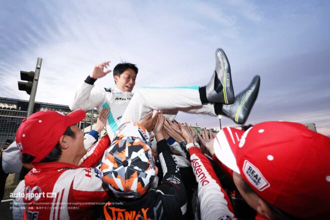 GT500のホンダ・ドライバーが全員集合し、伊沢は戸惑いながら、サプライズで胴上げされる