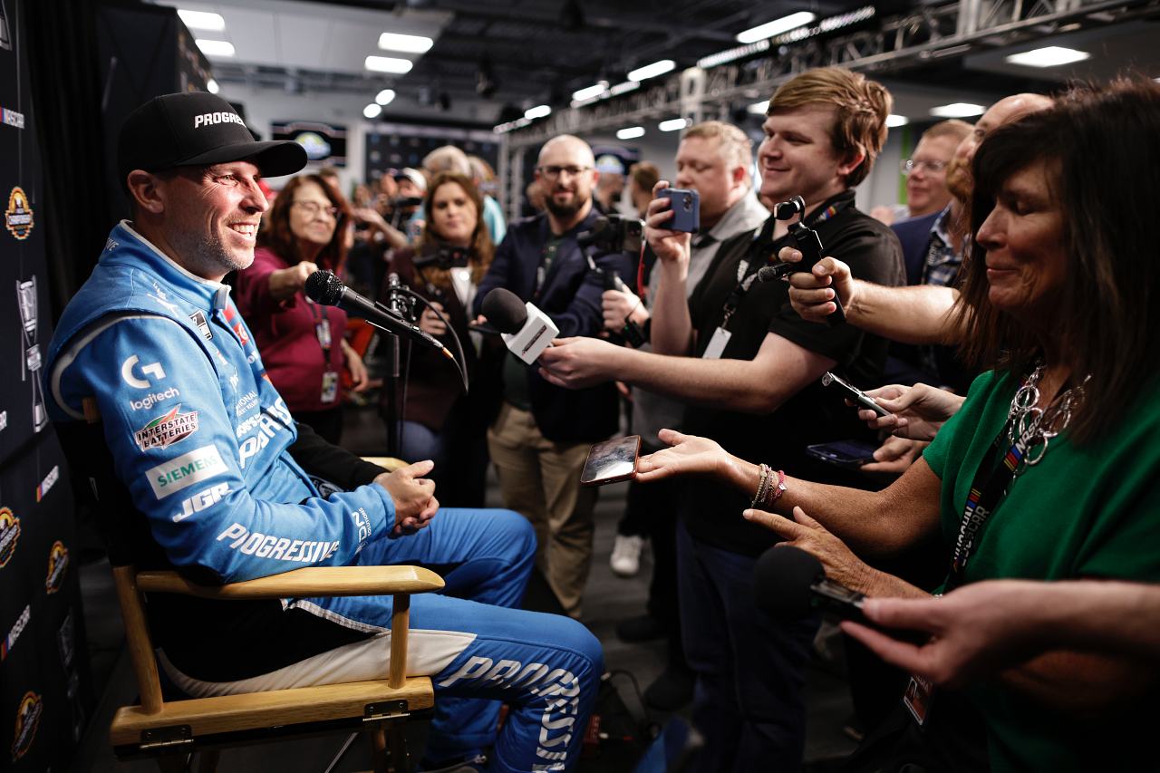 ポール発進のハムリンは残り4周で“虚無”の惜敗。逆転ラーソンが自身2度目の王者に／NASCAR最終戦