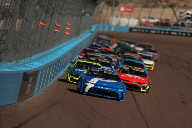 ポール発進のハムリンは残り4周で“虚無”の惜敗。逆転ラーソンが自身2度目の王者に／NASCAR最終戦