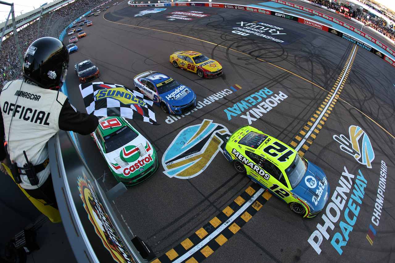 ポール発進のハムリンは残り4周で“虚無”の惜敗。逆転ラーソンが自身2度目の王者に／NASCAR最終戦