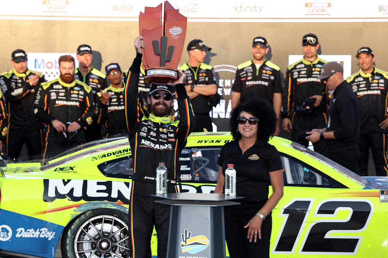 ポール発進のハムリンは残り4周で“虚無”の惜敗。逆転ラーソンが自身2度目の王者に／NASCAR最終戦