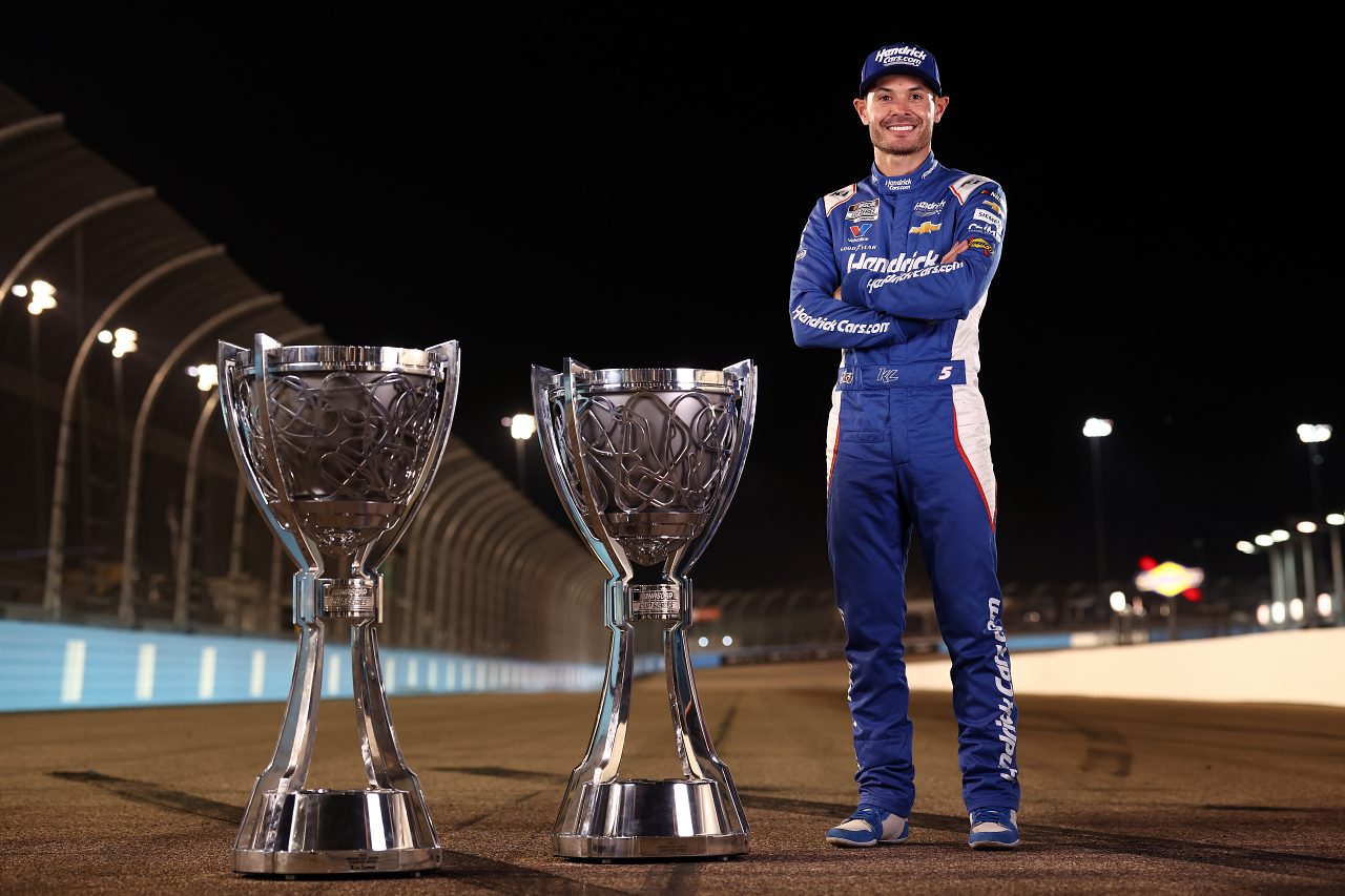 ポール発進のハムリンは残り4周で“虚無”の惜敗。逆転ラーソンが自身2度目の王者に／NASCAR最終戦