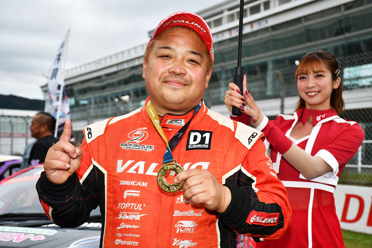 蕎麦切が今季2勝目で選手権をリード。第8戦は親子対決を制した中村直樹が優勝／D1オートポリス