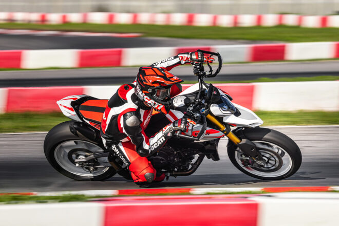 ドゥカティ、新エンジンを搭載した新型『ハイパーモタード V2／V2 SP』をEICMA2025で発表