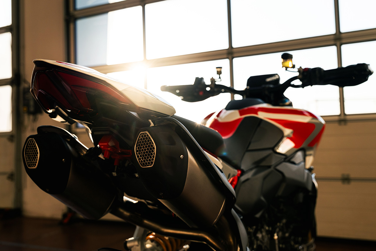 ドゥカティ、新エンジンを搭載した新型『ハイパーモタード V2／V2 SP』をEICMA2025で発表