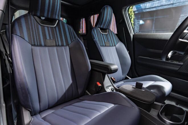 ミニ、初代クラシック以来4度目となるポール・スミスとのコラボモデル発表。電動BEV版から受注開始