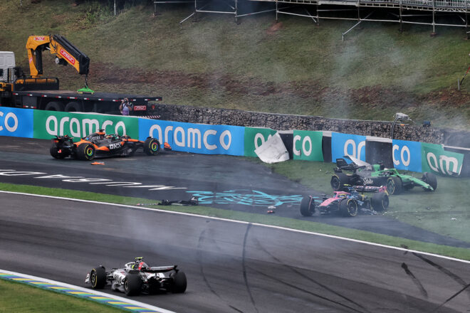2025年F1第21戦サンパウロGP スプリントの6周目、ターン3で3台が単独スピンからクラッシュし赤旗中断