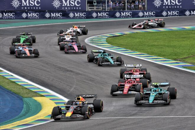 スプリントスタート直後のマックス・フェルスタッペン（レッドブル）