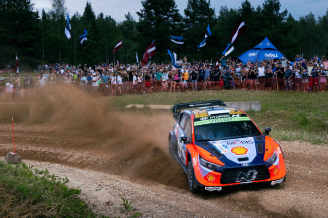2025年のアクロポリス・ラリー・ギリシャで優勝したオイット・タナック／マルティン・ヤルヴェオヤ組（ヒョンデi20 Nラリー1）とヒョンデ・シェル・モービスWRT