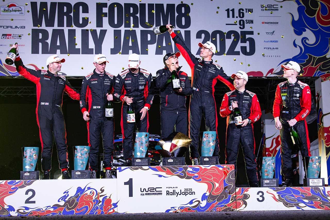 豊田章男会長にシャンパンをかけようとするセバスチャン・オジエ