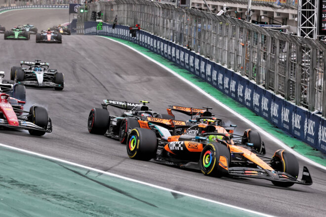 アンドレア・キミ・アントネッリ（メルセデス）のインに飛び込むオスカー・ピアストリ（マクラーレン）