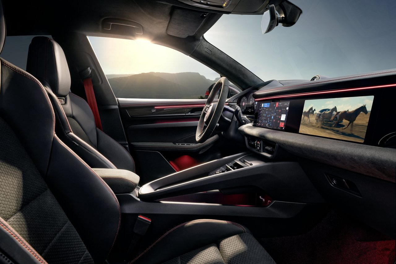 ポルシェ、フル電動SUV『マカン』にダークな装いのおなじみ“GTS”を追加。最高出力571PSを発生